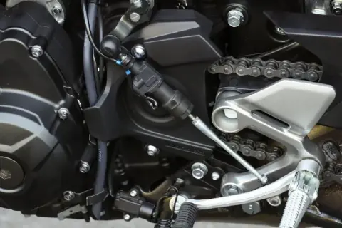 Mechanizm quickshifter w motocyklu. Pozwala na błyskawiczną zmianę biegów bez sprzęgła.