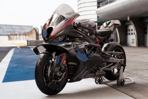 Czarny motocykl sportowy BMW na stojaku na torze wyścigowym.