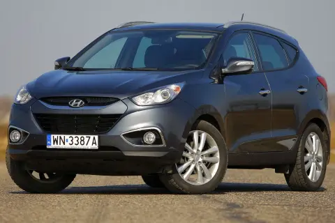 Szary Hyundai ix35 na drodze. Wiele osób szuka hyundai ix35 opinie przed zakupem.