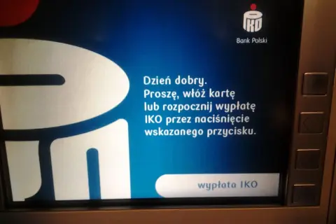 Ekran bankomatu PKO BP z logo i napisem "wypłata IKO". Można tu rozpocząć wypłatę euro w oddziale.