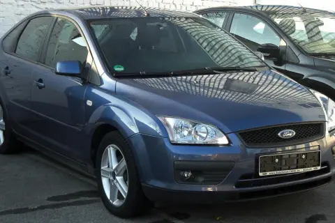 Ford Focus azul con posible fallo sistema motor. Aparcado junto a otro coche negro.