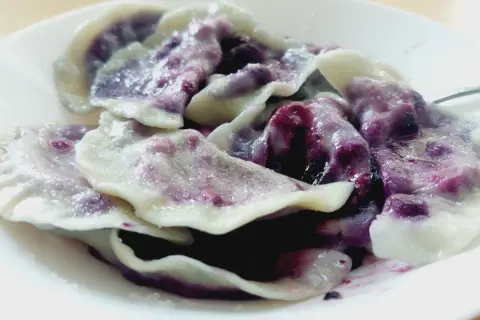 Pyszne pierogi z jagodami, delikatne ciasto i słodkie, soczyste nadzienie. Idealne na letni deser.
