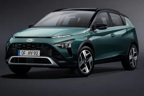 Nowy Hyundai Bayon w kolorze zielonym, z czarnym dachem i eleganckimi felgami, prezentuje się stylowo.