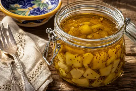 Aglio sott'olio fatto in casa da Benedetta, conservato in un barattolo di vetro con chiusura ermetica, pronto per insaporire ogni piatto.