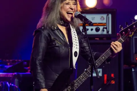 Suzi Quatro w skórzanej kurtce śpiewa i gra na basie. Jej rockowe piosenki wciąż porywają tłumy.