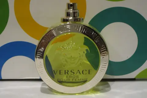 Flakon perfum Versace Eros Pour Femme w żółtym kolorze, z greckim wzorem i Meduzą.