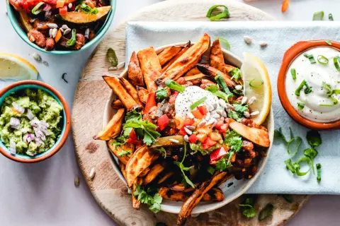 Zdrowe frytki z batatów z salsą i guacamole. Idealny jadłospis na wysokie trójglicerydy.