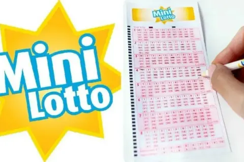 Ręka zaznacza liczby na kuponie Mini Lotto. Czy to będą wyniki wygrane w mini lotto?