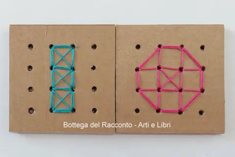 Lavoretti con ago e filo per bambini: due pannelli di cartone con fori, uno decorato con filo turchese a formare un rettangolo con croci, l'altro con filo rosa a formare un ottagono.