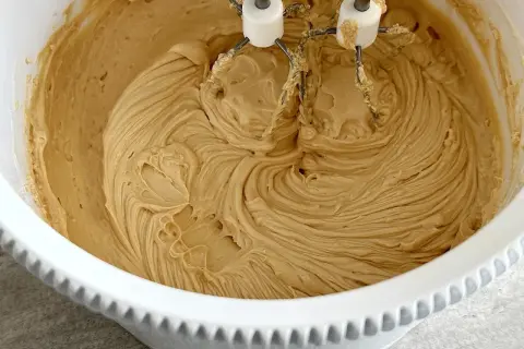 Zwarzony krem z mascarpone w misie miksera. Zobacz, jak uratować zwarzony krem z mascarpone i uzyskać idealną konsystencję.