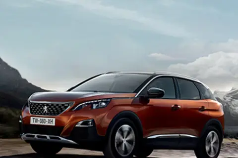 Pomarańczowy Peugeot 3008 na tle górskich krajobrazów. Zastanawiasz się, jaki silnik wybrać do tego modelu?