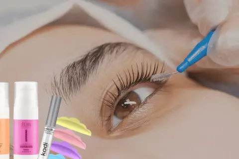 Profesjonalna laminacja rzęs w trakcie. Widoczne produkty do zabiegu i aplikator.