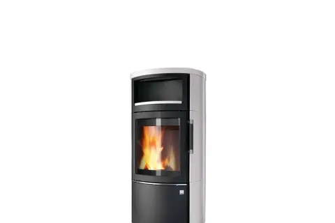 Moderner Kaminofen Hark 44 GT EcoPlus mit sichtbarem Feuer und silber-schwarzem Design.
