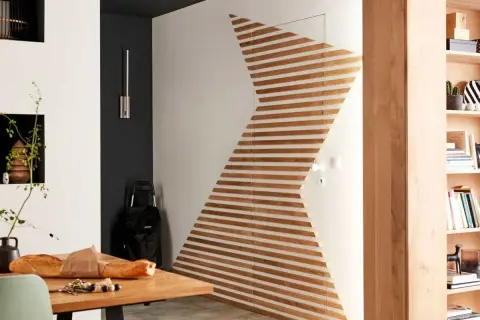 Une porte transformée en œuvre d'art avec des lattes de bois. Une belle idee deco murale a faire soi meme pour un intérieur moderne.