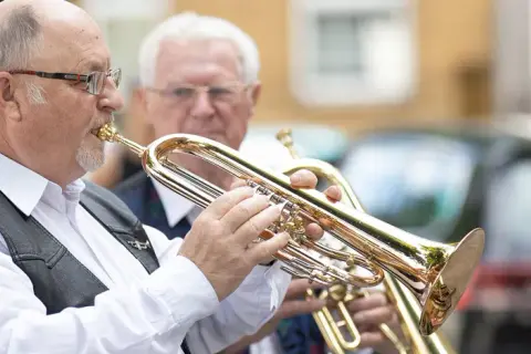 Zwei Musiker spielen Trompeten. Vielleicht spielen sie eines der meistgespielten Lieder bei Beerdigungen in Deutschland.