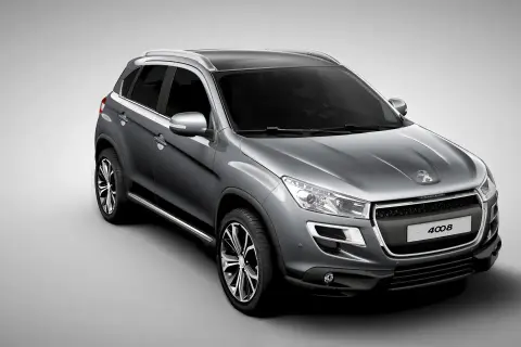 Szary crossover Peugeot 4008 z czarnym dachem i srebrnymi relingami, widok z przodu i z boku.