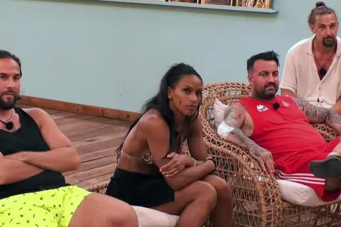 Vier Realitystars sitzen angespannt da. Wer ist raus im Kampf der Realitystars?