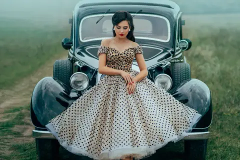 Sukienka retro lata 60 – odkryj ponadczasowy styl i elegancję