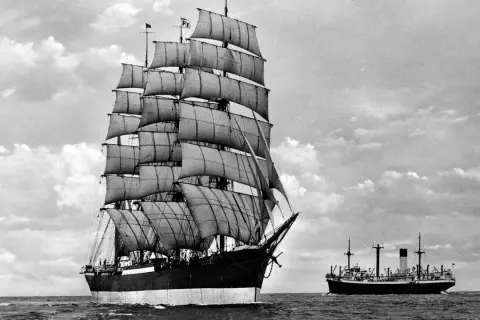 Die "Peking" segelt neben einem Dampfer. Ein Stück Seefahrtsgeschichte, wie im Museum Hamburg.