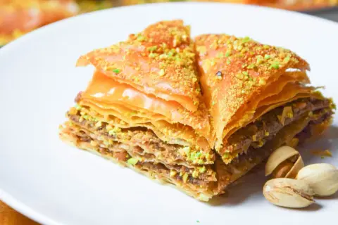 Słynna baklava co to? Warstwowe ciasto filo z orzechami i syropem, posypane pistacjami. Pyszny deser.
