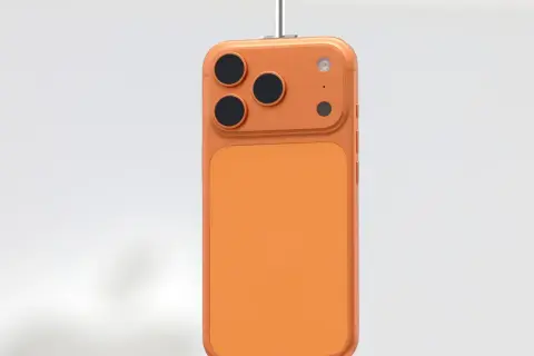 Pomarańczowy iPhone z trzema obiektywami aparatu, wiszący na białym tle. Kiedy premiera iPhone 18?