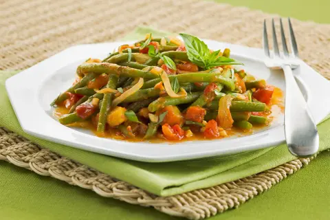 Haricots verts à l'italienne, tendres et savoureux, mijotés avec des tomates et des herbes fraîches.