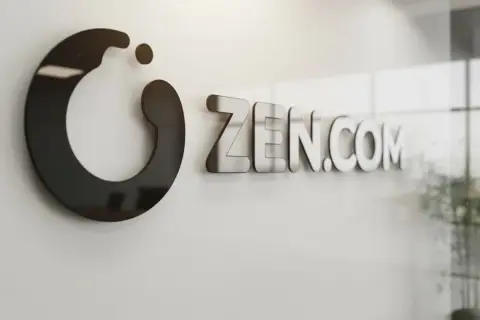 Logo ZEN.COM na białej ścianie. Czy to jest zen co to?