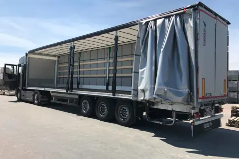 Transport a spedycja: Kluczowe różnice i rola spedytora