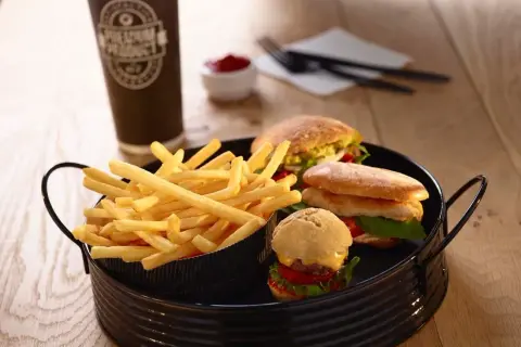 Frytki julienne co to? Odkryj ich wyjątkowy smak i przygotowanie