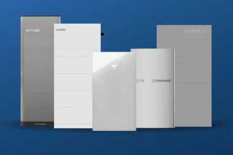 Cinco baterías de descarga profunda de diferentes marcas: EP Cube, Qcells, Tesla, Enphase y Evervolt, sobre fondo azul.