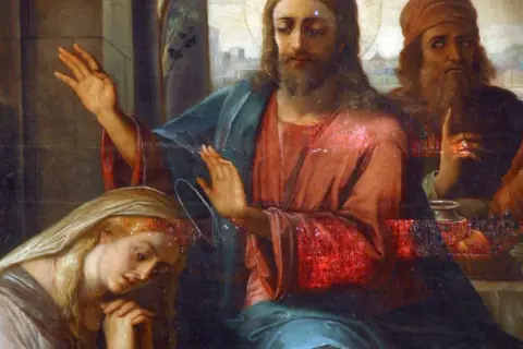 Maria Magdalena, u stóp Jezusa, symbolizuje oddanie i wiarę. Obraz ukazuje jej pokorę i miłość.