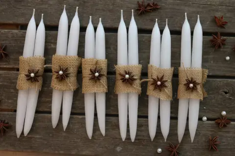 Vackra diy ljus med juteförband, stjärnanis och pärlor. Perfekt för juldekorationer.