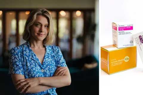 Kvinna i blå blommig klänning bredvid lådor med antidepressiva mediciner som sertralin och paroxetin, alternativ till Brintellix SSRI.