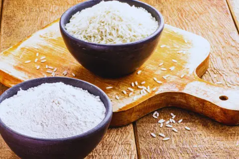 Mąka ryżowa i ryż na desce. Szukasz alternatywy, czym zastąpić mąkę ryżową w kimchi?