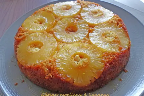 Gâteau moelleux à l'ananas, avec des rondelles de fruits caramélisées sur le dessus. Un délice fruité et doré.