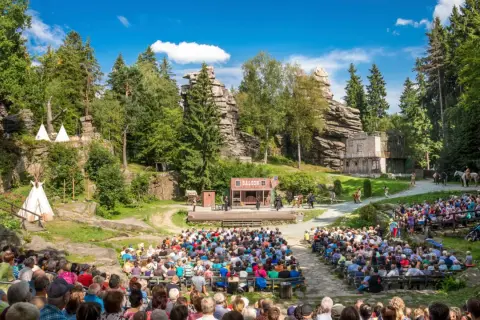 Wildwest-Spektakel im Erzgebirge! Entdecke Geheimtipps wie diese Freilichtbühne mit Saloon und Tipis. Ein Erlebnis für die ganze Familie.
