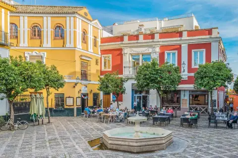 Plaza con fuente y terrazas en el quartier Santa Cruz de Sevilla. Un buen lugar para empezar tu itinéraire.