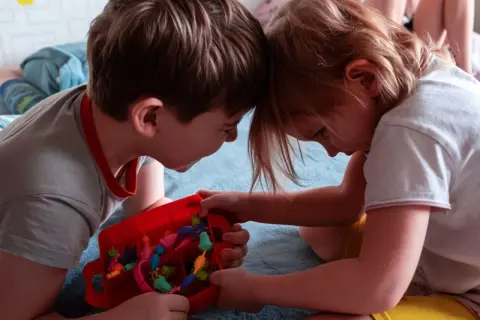 Plac zabaw: jak reagować na konflikty dzieci? Poradnik dla rodziców