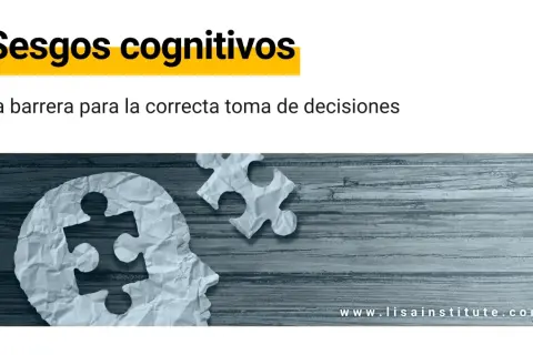 Silueta de cabeza con piezas de rompecabezas, representando la dificultad del pensamiento crítico para tomar decisiones.