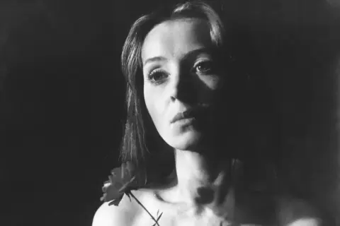 Bożena grała w filmie, gdzie był jazz. Jej twarz, oświetlona dramatycznie, zdobi delikatny kwiat.