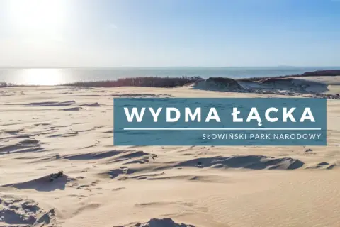 Piękna trasa przez wydmy w Łebie, Słowiński Park Narodowy. Wiatr rzeźbi piasek, tworząc faliste wzory.