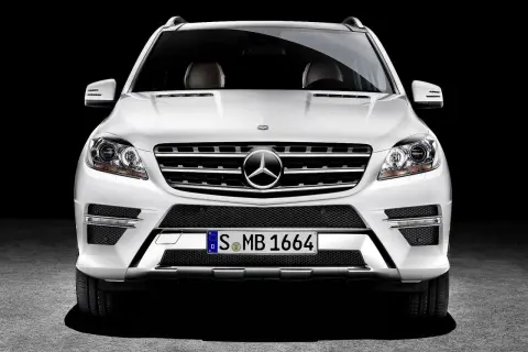 Biały Mercedes ML W166 z przodu. Zastanawiasz się, mercedes ml w166 jaki silnik wybrać?