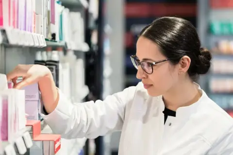 Błąd w nazwisku na recepcie? Apteka wyda lek! Co może farmaceuta?