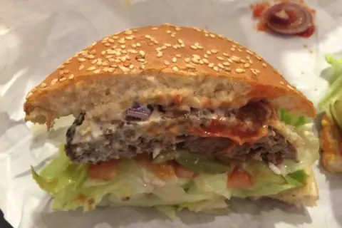 Mięso na burgery: Sekrety soczystości od eksperta. Lepiej niż w restauracji?