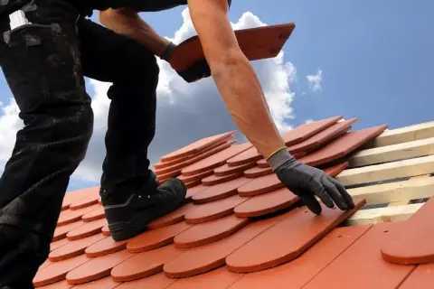 Co to znaczy dekarz? Poznaj obowiązki i umiejętności tego zawodu