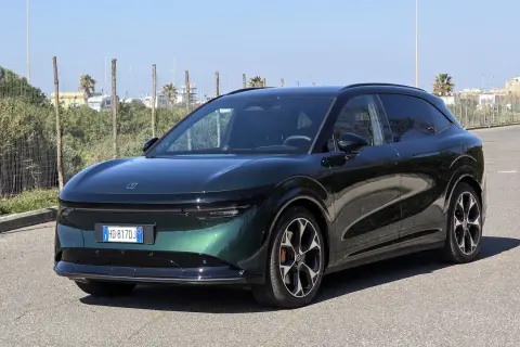 Zeekr 7x, un SUV elettrico dal design futuristico, parcheggiato su strada asfaltata con vegetazione e palme sullo sfondo.