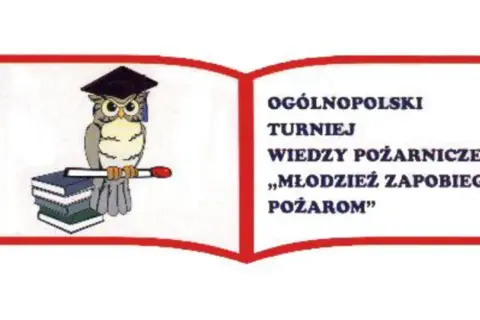Sowa w czapce absolwenta trzyma znicz, siedząc na stosie książek. Logo Ogólnopolskiego Turnieju Wiedzy Pożarniczej "Młodzież Zapobiega Pożarom".