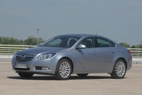 Srebrny Opel Insignia, sedan. Poznaj jego imponujące opel insignia wymiary i przestronne wnętrze.