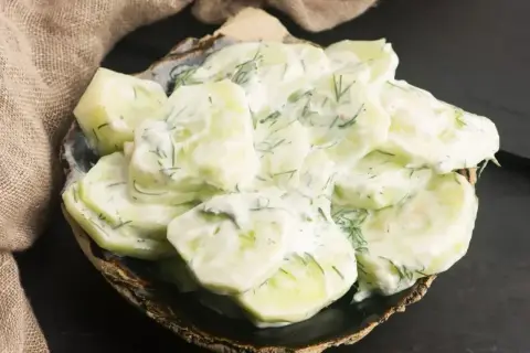 Mizeria z ogórków z koperkiem w kremowym sosie. Idealna na lato, proste jak zrobic mizerie.