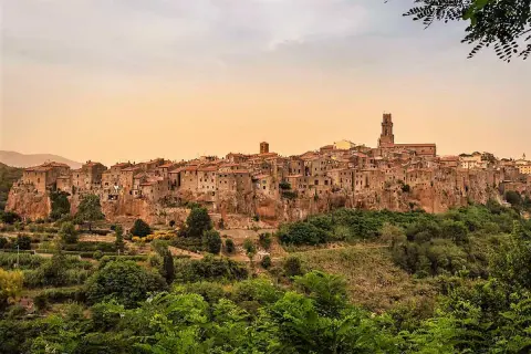 Pitigliano, un gioiello da scoprire tra le cose da vedere in Maremma, arroccato su una rupe tufacea.